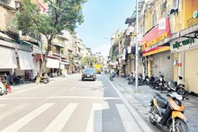 Nhiều cửa hàng tại Hà Nội đóng cửa tạm dừng hoạt động nhằm tránh sự kiểm tra của cơ quan chức năng.