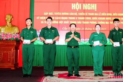 Đại tá Hà Huy Trường, Phó Chính ủy Bộ đội Biên phòng thành phố Cần Thơ, tặng quà động viên cán bộ, chiến sĩ tham gia nhiệm vụ A80.