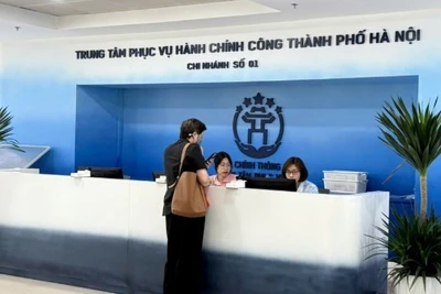 Người dân đến giải quyết thủ tục hành chính tại Trung tâm Phục vụ hành chính công, Chi nhánh số 01.