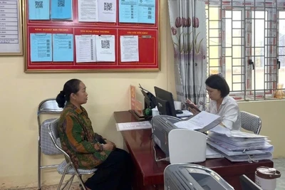 Giải quyết thủ tục hành chính cho người dân tại Trung tâm Phục vụ hành chính công phường Đức Xuân.