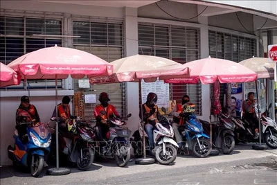 Ảnh minh họa: Các lái xe máy chở khách tránh nắng nóng tại Bangkok, Thái Lan. (Ảnh: THX/TTXVN)