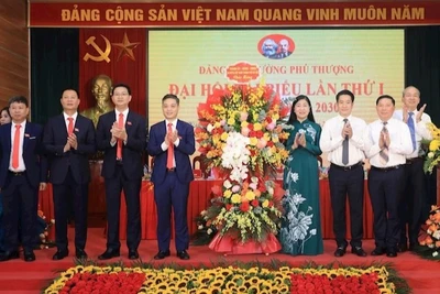 Lãnh đạo thành phố Hà Nội tặng hoa chúc mừng Đại hội Đảng bộ phường Phú Thượng.
