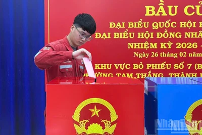 Cử tri bỏ phiếu tại khu vực bỏ phiếu sớm số 7, bầu đại biểu Quốc hội khóa XVI và đại biểu Hội đồng nhân dân các cấp nhiệm kỳ 2026-2031, ngày 26/2/2026, tại phường Tam Thắng, Thành phố Hồ Chí Minh. (Ảnh: HẢI CHÍNH)