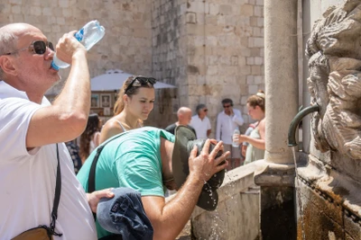 Người dân uống nước giải nhiệt tại Dubrovnik, Croatia, ngày 9/7/2024. (Ảnh: THX/TTXVN)