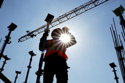 Công nhân làm việc dưới trời nắng gay gắt tại Hà Nam, Trung Quốc, ngày 17/6/2024. (Ảnh: THX/TTXVN)