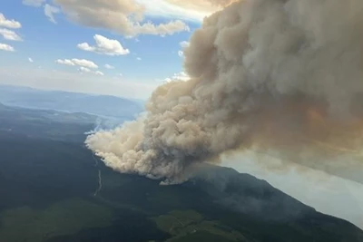 Khói bốc lên từ đám cháy rừng ở British Columbia, Canada ngày 18/8/2024. (Ảnh: THX/TTXVN)