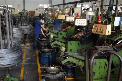 Trong ảnh: Dây chuyền sản xuất ốc vít tại nhà máy Công ty cổ phần sản xuất thương mại Vĩ Nam Việt. (Ảnh: An Hiếu - TTXVN)