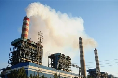 Khí thải phát ra từ một nhà máy điện ở tỉnh Wasit, Iraq. (Ảnh: THX/TTXVN)