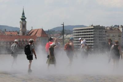 Phun hơi sương để giảm nhiệt trên đường phố tại Budapest, Hungary, ngày 11/7/2024. (Ảnh: THX/TTXVN)
