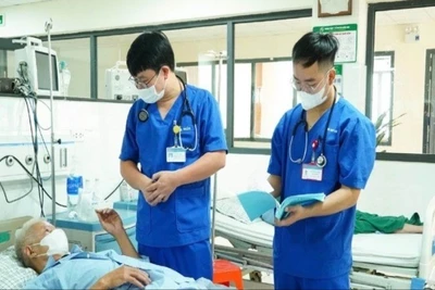 Người bệnh N.H.T được cấp cứu điều trị ban đầu tại Trung tâm y tế huyện Cẩm Khê.