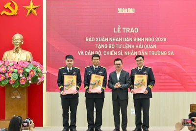 Báo Nhân Dân trao 5.000 số báo Xuân Bính Ngọ tặng cán bộ, chiến sĩ biên giới, hải đảo