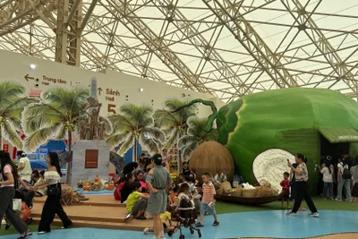 Trái dừa khổng lồ tại gian trưng bày của tỉnh Vĩnh Long.