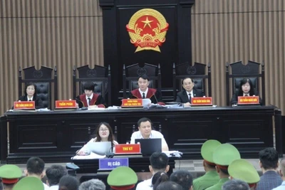 Hội đồng xét xử sơ thẩm xét hỏi các bị cáo.