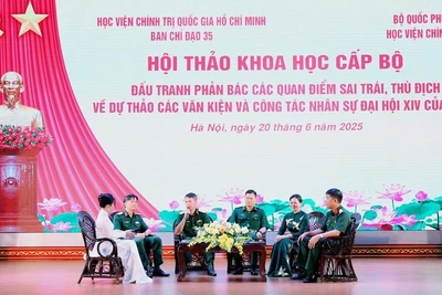 Các đại biểu trao đổi tại hội thảo khoa học “Đấu tranh phản bác các quan điểm sai trái, thù địch về dự thảo các văn kiện và công tác nhân sự Đại hội XIV của Đảng”. (Ảnh: BTC)