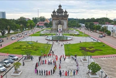 Cộng đồng người Việt cùng nhau xếp hình số "80" để chào mừng 80 năm Quốc khánh Việt Nam. (Ảnh: Đỗ Bá Thành/PV TTXVN tại Lào)