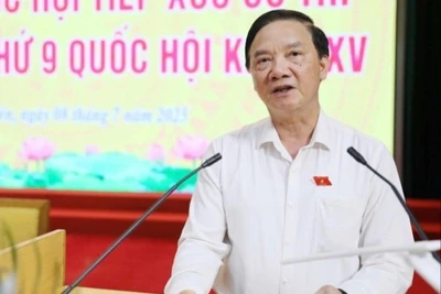 Phó Chủ tịch Quốc hội Nguyễn Khắc Định phát biểu tại buổi tiếp xúc cử tri tỉnh Hưng Yên.