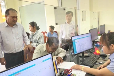Lãnh đạo xã Thuận Mỹ, Tây Ninh kiểm tra quá trình việc vận hành dịch vụ công trực tuyến sau ngày vận hành chính quyền địa phương hai cấp. 