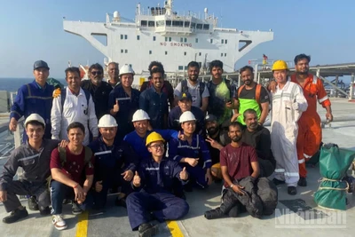 Các thuyền viên tàu SAND và tàu MKD VYOM chụp ảnh lưu niệm trước khi các thuyền viên tàu bạn được bàn giao cho Cảng vụ Muscat của Oman. (Ảnh: Tàu SAND cung cấp)