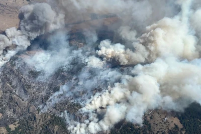 Khói bốc lên từ đám cháy rừng tại British Columbia, Canada. (Ảnh: THX/TTXVN)