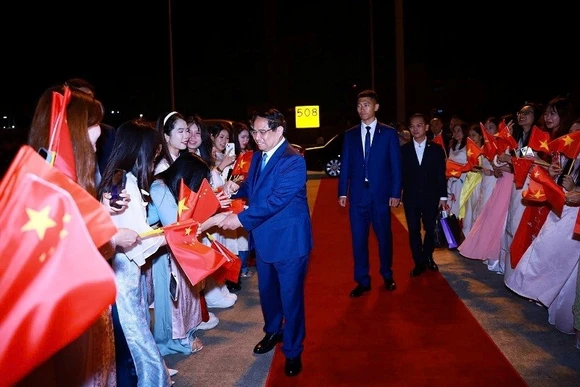 Lễ tiễn Thủ tướng Phạm Minh Chính kết thúc chuyến tham dự Hội nghị WEF 16 Thiên Tân và làm việc tại Trung Quốc. (Ảnh: Dương Giang/TTXVN)