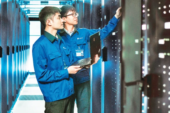 Kỹ thuật viên VNPT kiểm tra thiết bị tại trung tâm dữ liệu. (Ảnh minh họa)