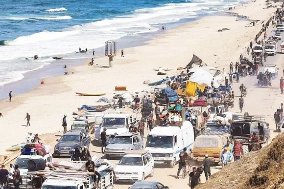 Người dân Gaza phải di dời do chiến sự.