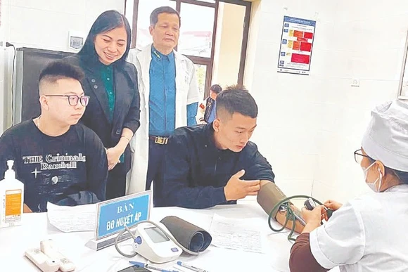 Lãnh đạo xã Triệu Việt Vương (Hưng Yên) động viên thanh niên đến khám tuyển nghĩa vụ quân sự.