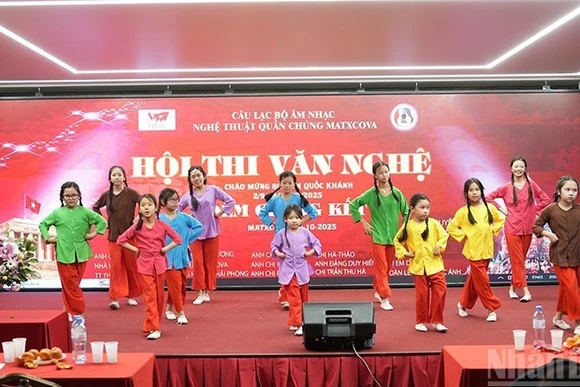 Các em nhỏ biểu diễn tại chung kết Hội thi văn nghệ quần chúng Moskva năm 2025.