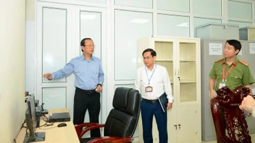 Thứ trưởng Giáo dục và Đào tạo Phạm Ngọc Thưởng kiểm tra cơ sở vật chất tại điểm thi Trường THPT chuyên Lương Văn Tụy (Ninh Bình).
