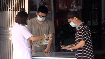 Cán bộ y tế tích cực tuyên truyền cho người dân biện pháp phòng dịch bệnh sau bão. (Ảnh: Thúy Quỳnh)