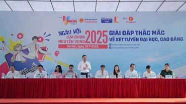Các chuyên gia trong Ban tư vấn giải đáp trực tiếp tại Ngày hội lựa chọn nguyện vọng xét tuyển 2025 (Ảnh: NAM TRẦN)