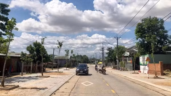 Một tuyến đường ở buôn Bluk (xã Phú Túc) được bê-tông hóa, khang trang.