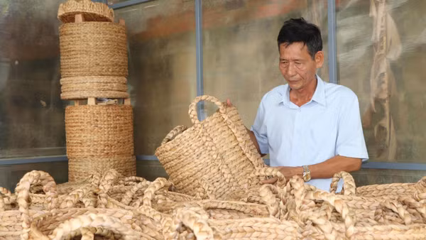 Ông Lê Văn Đạt, Giám đốc Công ty TNHH SX-TM Hiệp Hòa (xã Long Hải, Thành phố Hồ Chí Minh) với các mặt hàng từ lục bình xuất khẩu đi nước ngoài.