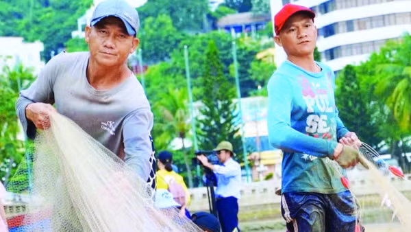 Ngư dân phường Vũng Tàu thu hoạch hải sản sau chuyến đánh bắt.