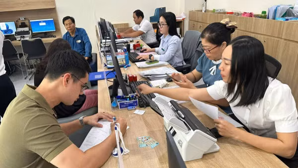 Cán bộ công chức hỗ trợ người dân, doanh nghiệp nhiệt tình.