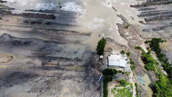 Sóng dữ cuốn mất đất canh tác và đang trực chờ lấy đi căn nhà, phần còn lại của người dân ven biển Bồ Đề (ấp Chợ Thủ B, xã Tân Ân, tỉnh Cà Mau).