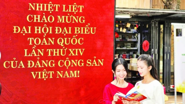 Đường Sách Thành phố Hồ Chí Minh được trang trí trang trọng chào mừng Đại hội Đảng toàn quốc lần thứ XIV. (Ảnh QUỲNH MY)
