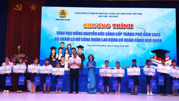 Phó Chủ tịch Thường trực Tổng Liên đoàn Lao động Việt Nam Thái Thu Xương trao học bổng Nguyễn Đức Cảnh cho các cháu học sinh con công nhân lao động vượt khó, học giỏi.