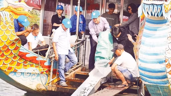 Hoạt động thả cá giống tái tạo nguồn lợi thủy sản tại thành phố Huế.