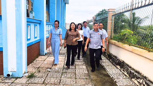 Đoàn lãnh đạo Hội đồng nhân dân thành phố Cần Thơ khảo sát thực tế địa phương thực hiện Chương trình mục tiêu quốc gia xây dựng nông thôn mới tại xã Vĩnh Thuận Đông.