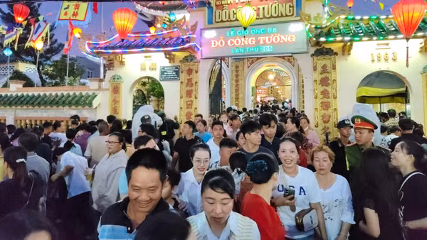 Những ngày lễ hội, trước Đền thờ Ông, bà Đỗ Công Tường luôn đông người.