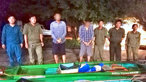 Công an xã Lương Thế Trân (tỉnh Cà Mau) cùng lực lượng an ninh trật tự cơ sở, dân quân thường trực xã phát hiện 2 đối tượng sử dụng công cụ kích điện khai thác thủy sản.