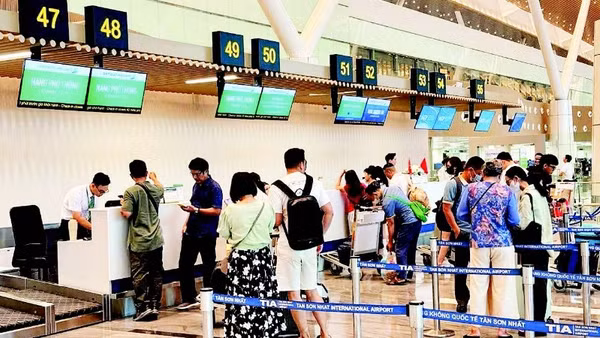 Hành khách làm thủ tục bay tại nhà ga T3, Sân bay Tân Sơn Nhất.