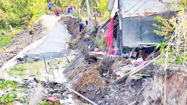 Đoạn đường bị sạt lở xuống kênh đã ảnh hưởng nghiêm trọng đến đời sống của nhân dân.