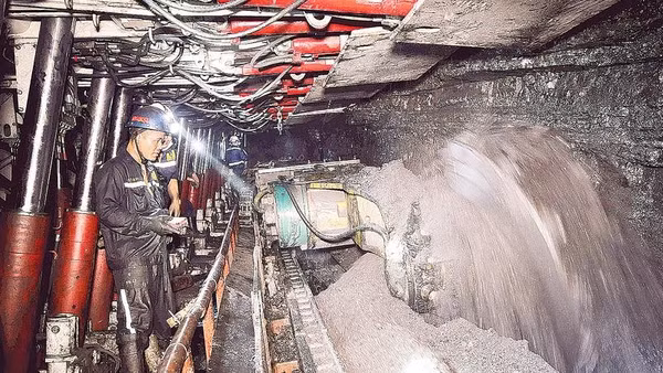 Hệ thống cơ giới hóa được đưa vào vận hành trong khai thác của Công ty Than Nam Mẫu góp phần cải thiện điều kiện làm việc cho người lao động.