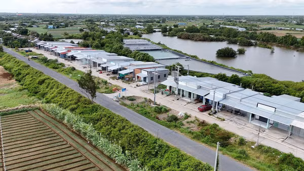 Người dân vùng sạt lở được hỗ trợ di dời vào khu tái định cư ấp Hồ Thùng, xã Đông Hải, tỉnh Vĩnh Long.