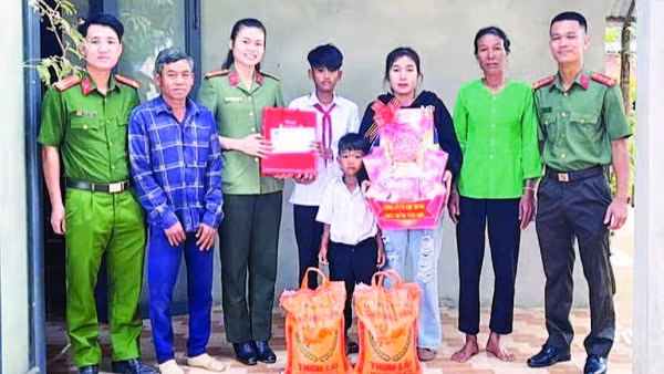 Công an xã Lộc Hưng chung tay chăm lo cho nhân dân dịp Tết Nguyên đán 2026.