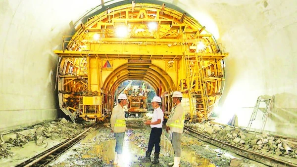 Nhiều đoạn hầm đã được phun bê-tông vòm hầm kiên cố.