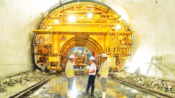 Nhiều đoạn hầm đã được phun bê-tông vòm hầm kiên cố.