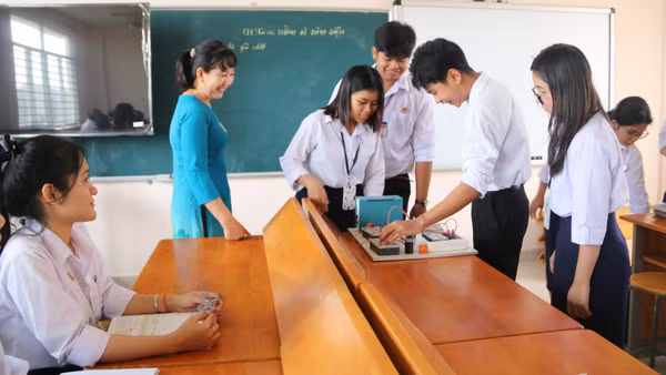 Học sinh Trường phổ thông Dân tộc nội trú trung học phổ thông Trà Vinh, phường Long Đức trong tiết học thực hành cường độ dòng điện.